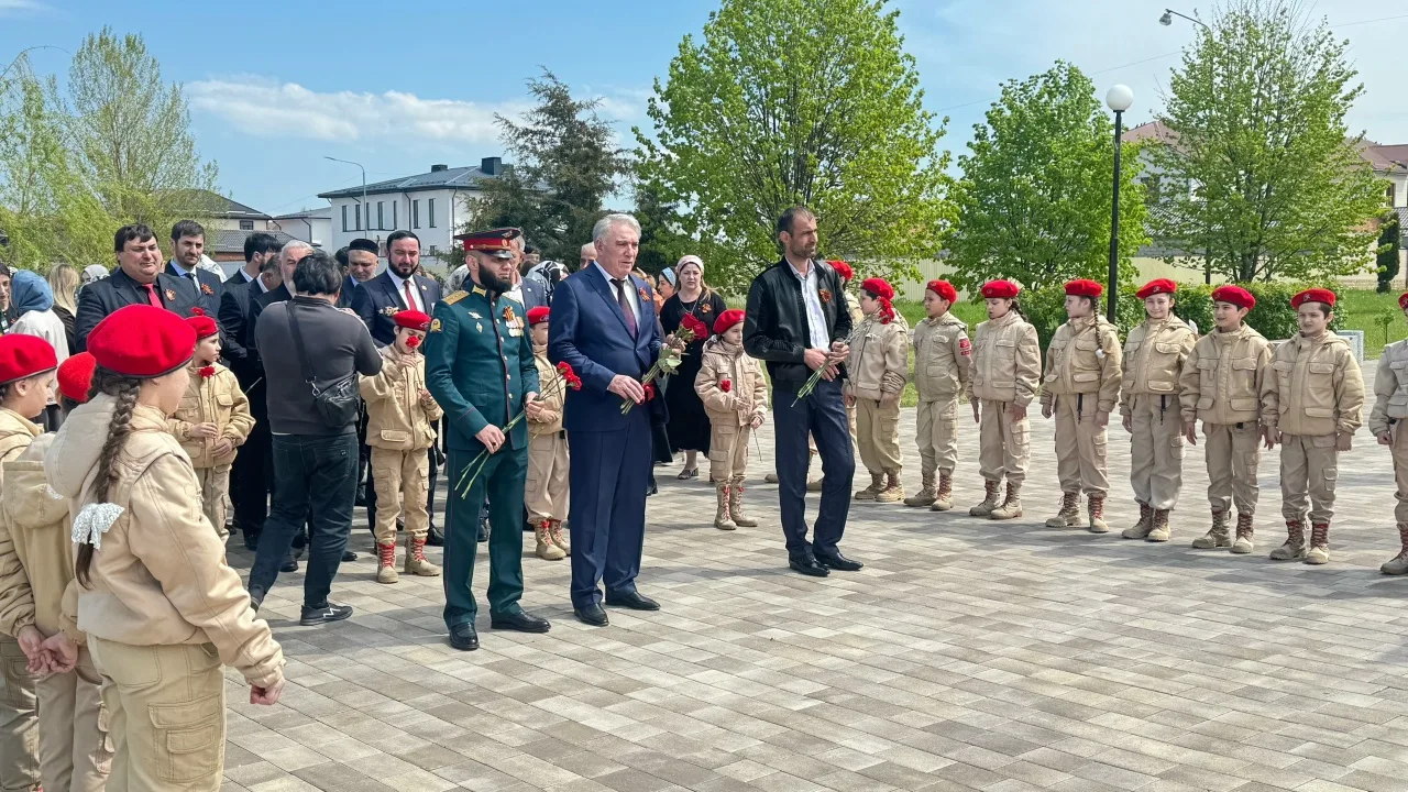 🇷🇺Городской Совет депутатов г. Магас — на церемонии возложения цветов.

Сегодня депутаты Городског