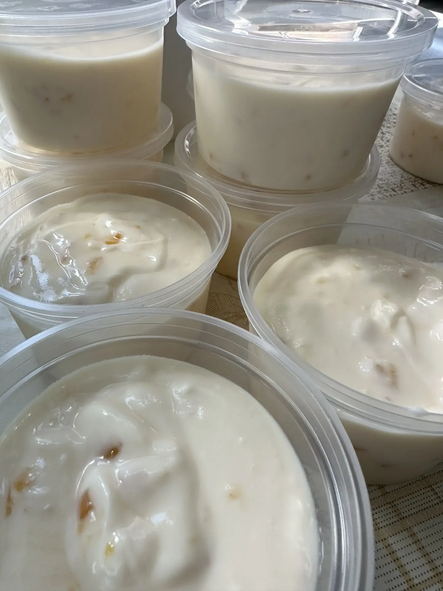 Прохладный , густой, освежающий - самый классный перекус) 
Не надо никаких бутербродов , йогурт быст