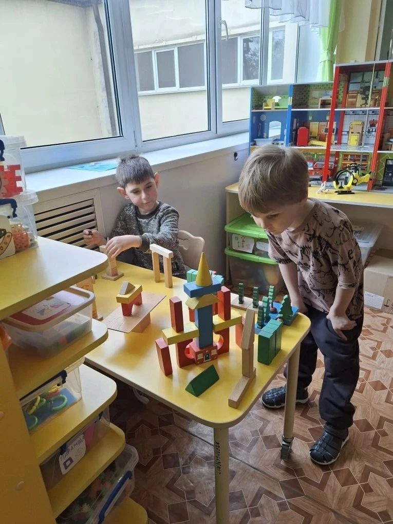 Лето — не повод сидеть на месте! Наши воспитанники из старшей группы «Солнышко» знают: день в детско