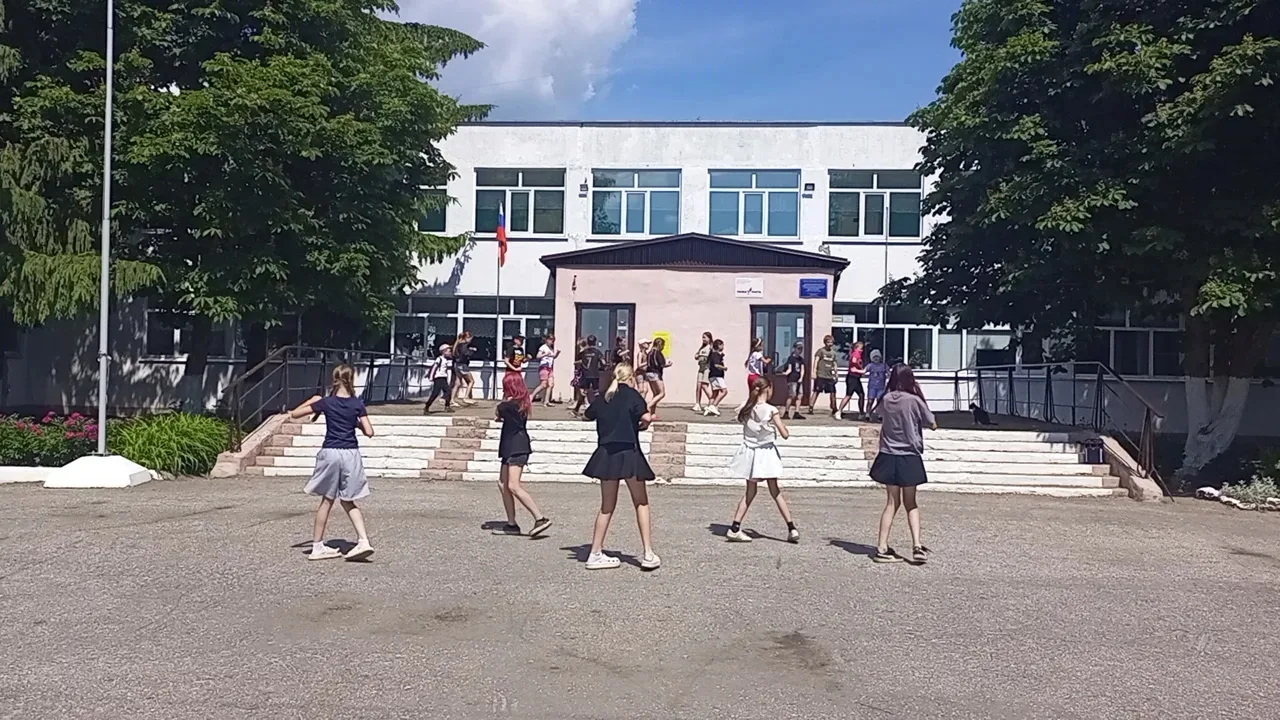 🎉 Ко Дню России ребята из ЛДП «Радуга» подготовили яркий и зажигательный флешмоб! 🎉

🎶Под ритмичн