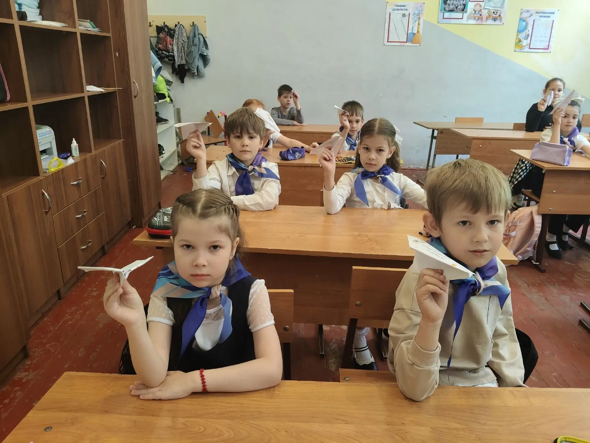 Самолетики будущего, вперед!

В нашей школе есть добрая традиция, которая соединяет начало и конец ш