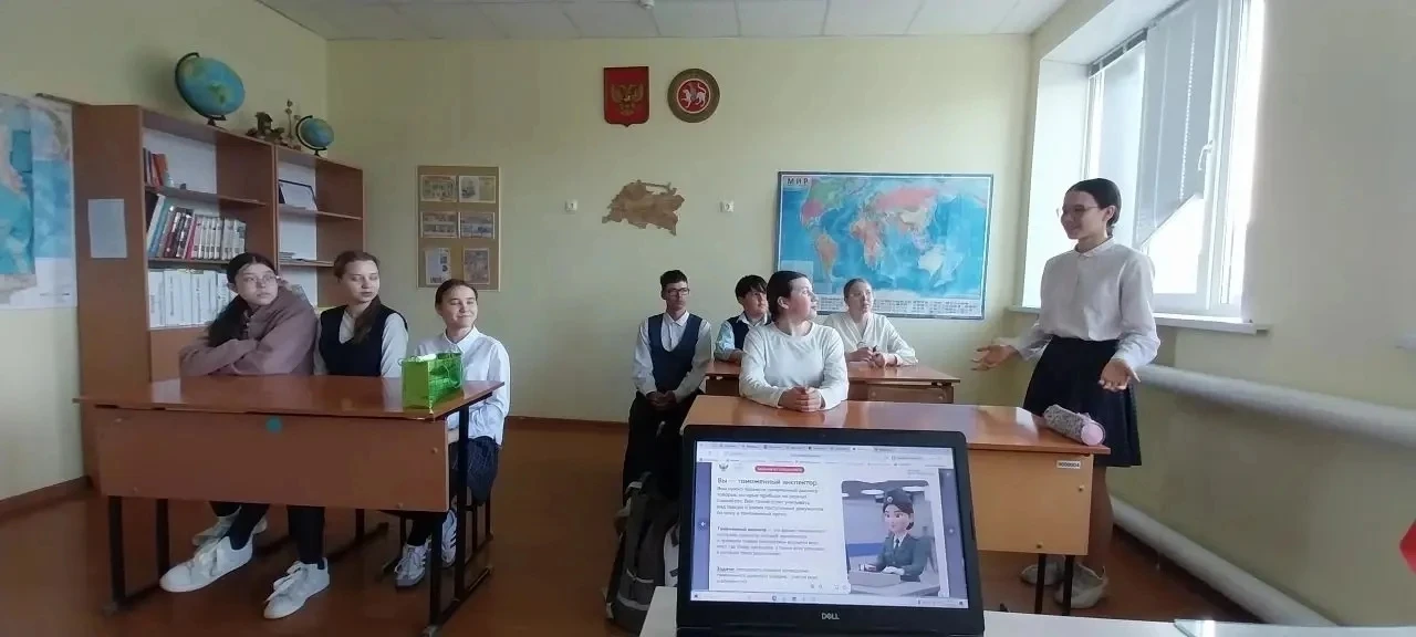 В рамках реализации внеурочной деятельности "Билет в будущее " провели классный час на тему "Таможен