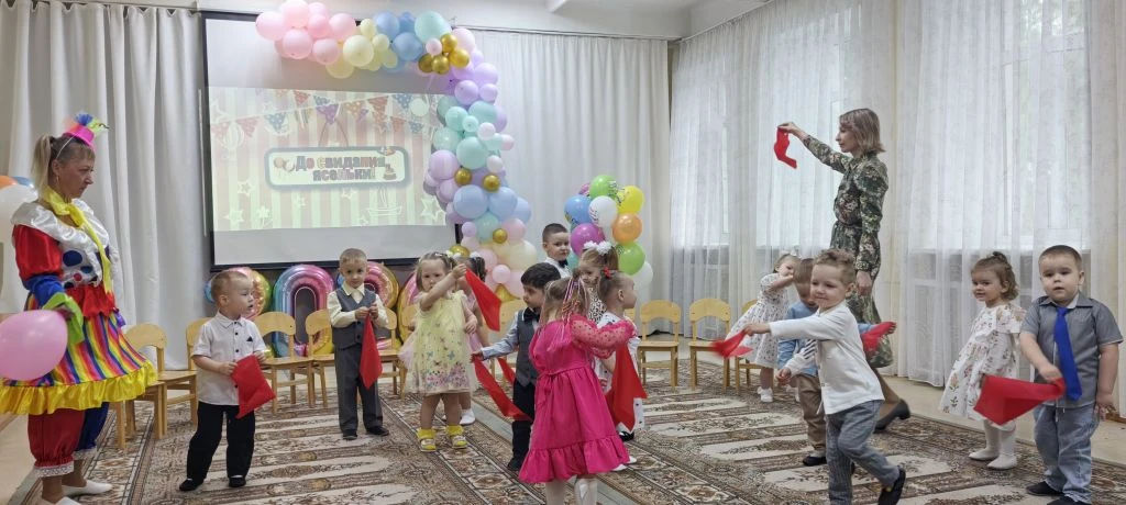 👶👶👶Вот и всё — наши малыши попрощалисьс яслями! 
Кажется, только вчера 
в первые они пришли в дет