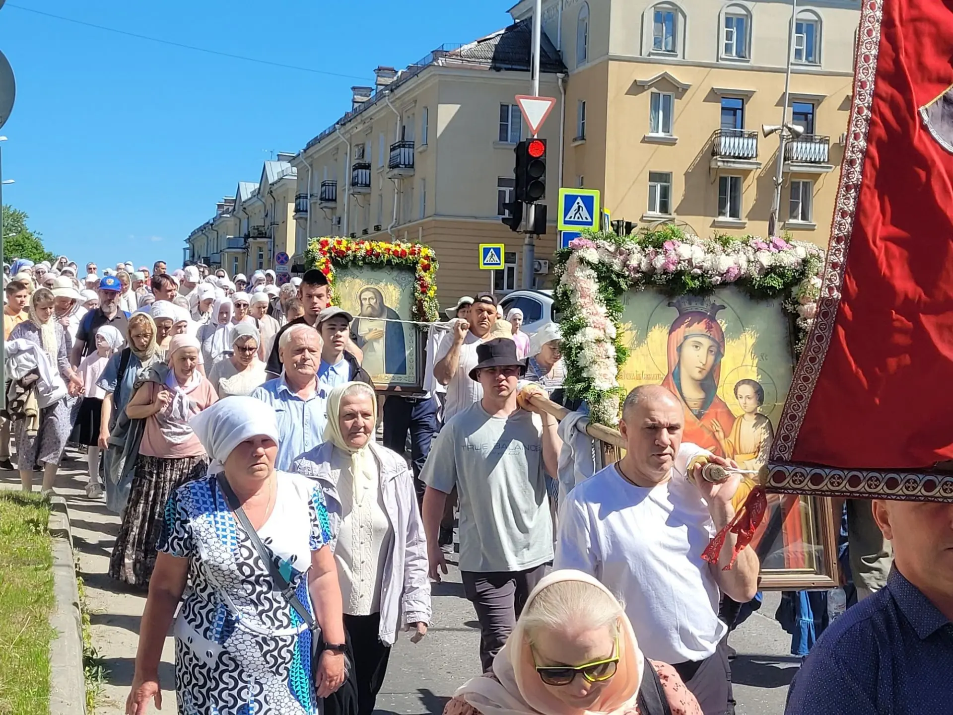 В день Всех Святых в Сарове состоялся традиционный крестный ход.

В этот день отмечался престольный 