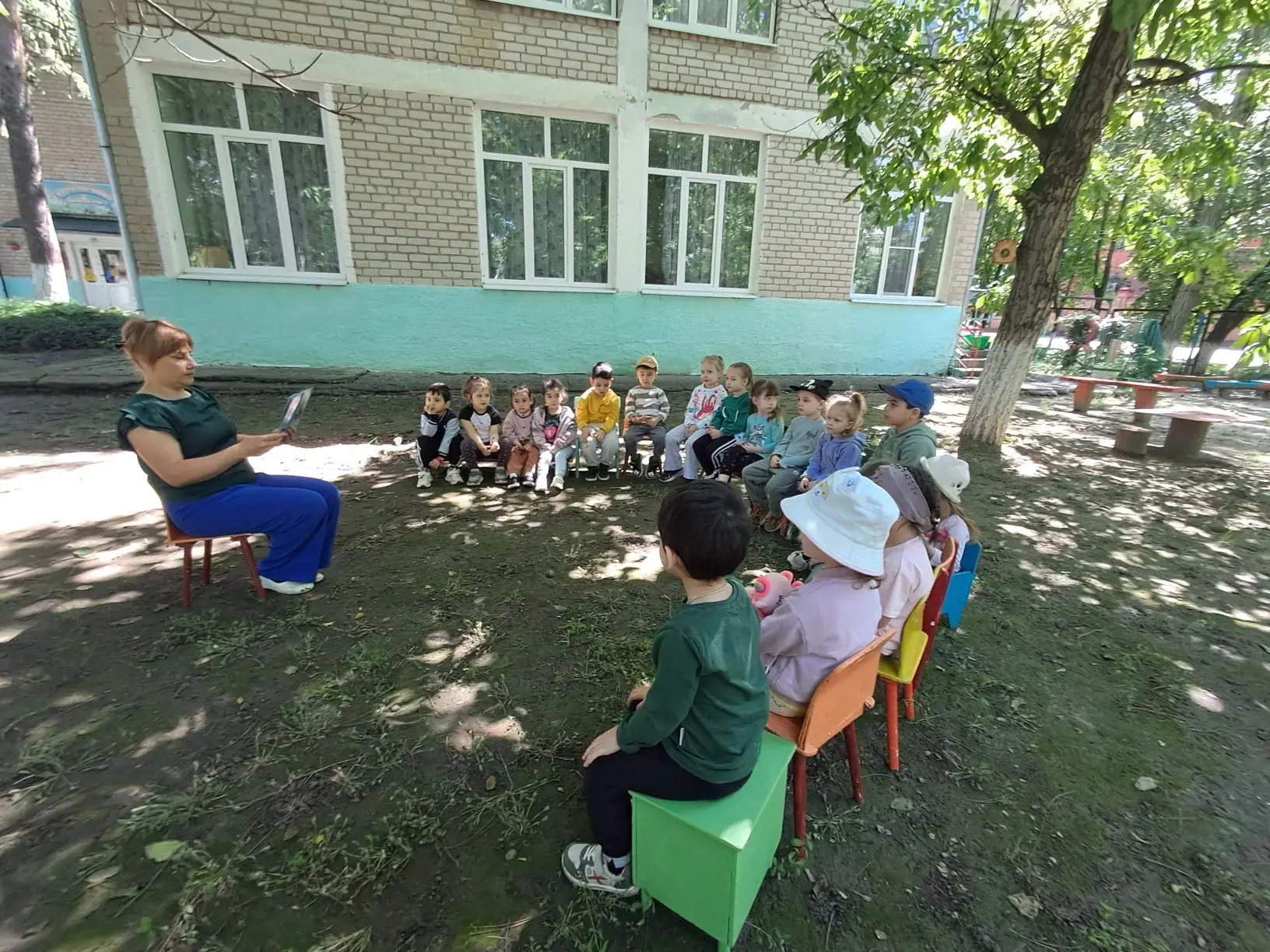 В младших группах воспитатели читали детям сказки А. С. Пушкина в адаптированном для малышей виде: «