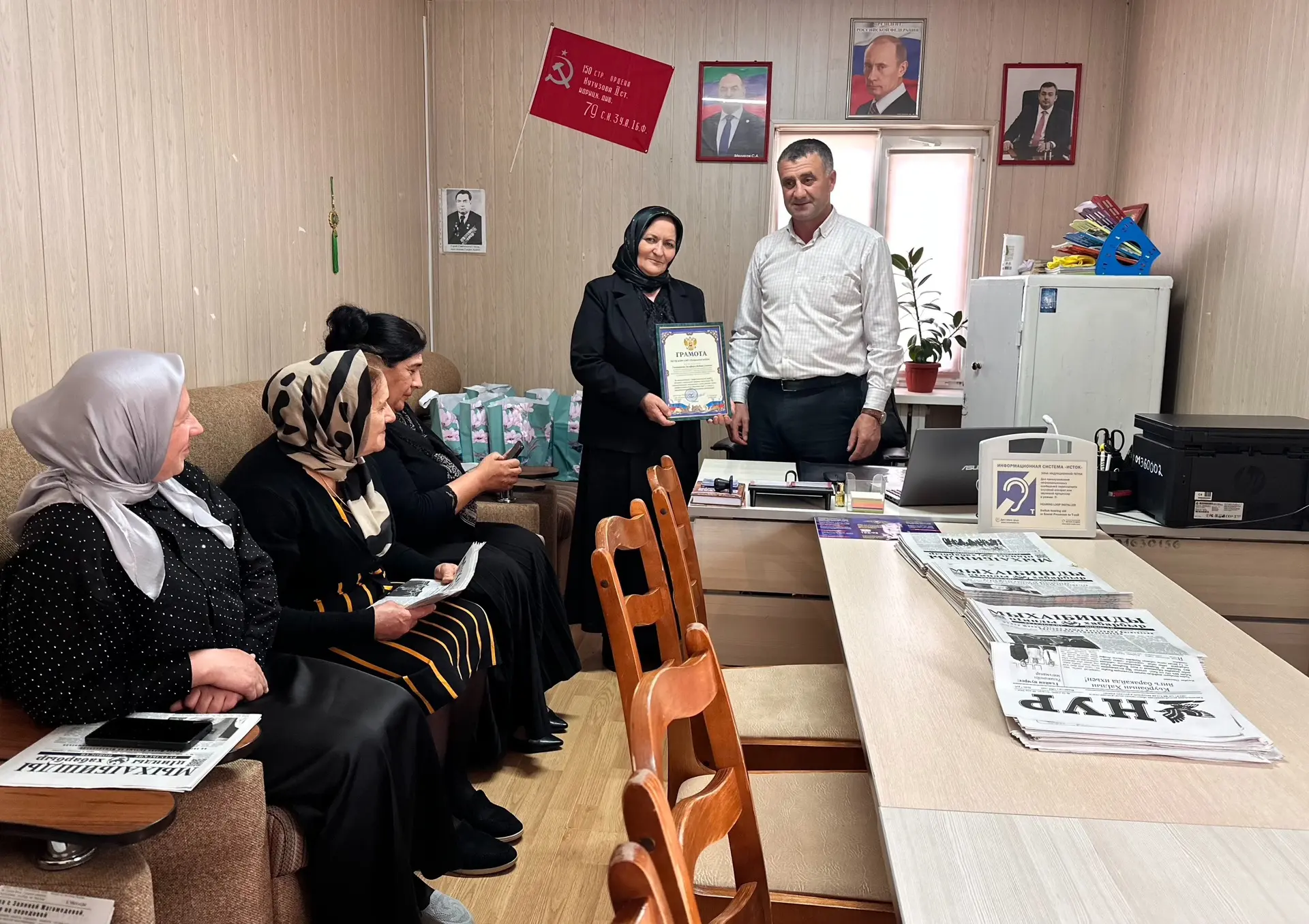 🌹Так же в торжественной обстановке двум работникам аппарата ЦСОН,  Гасантаевой Земфире - заведующей