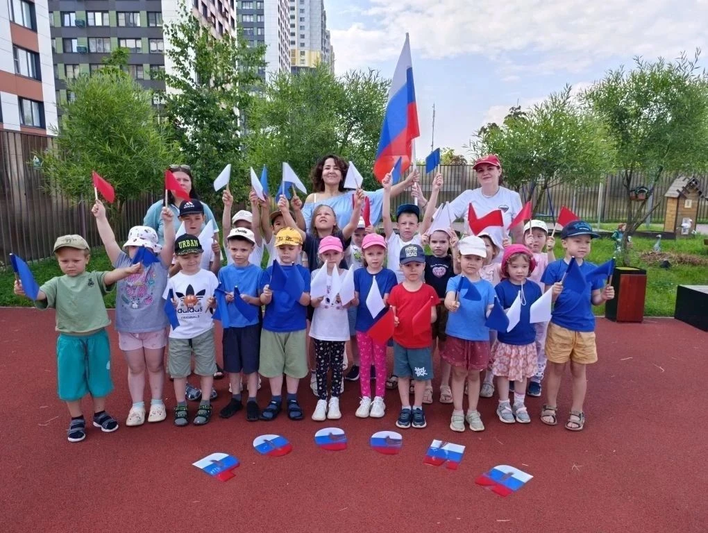 12 июня наша страна отмечает государственный праздник - День России. В честь этого события в детском