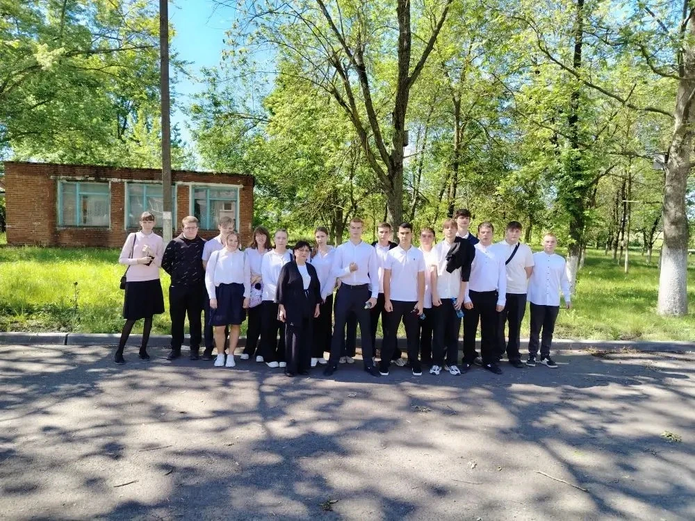 9 класс на территории СШ. 1.
Держим за вас кулачки✊
☘️☘️☘️☘️☘️☘️☘️☘️☘️☘️☘️☘️
📩  Присоединяйтесь к о