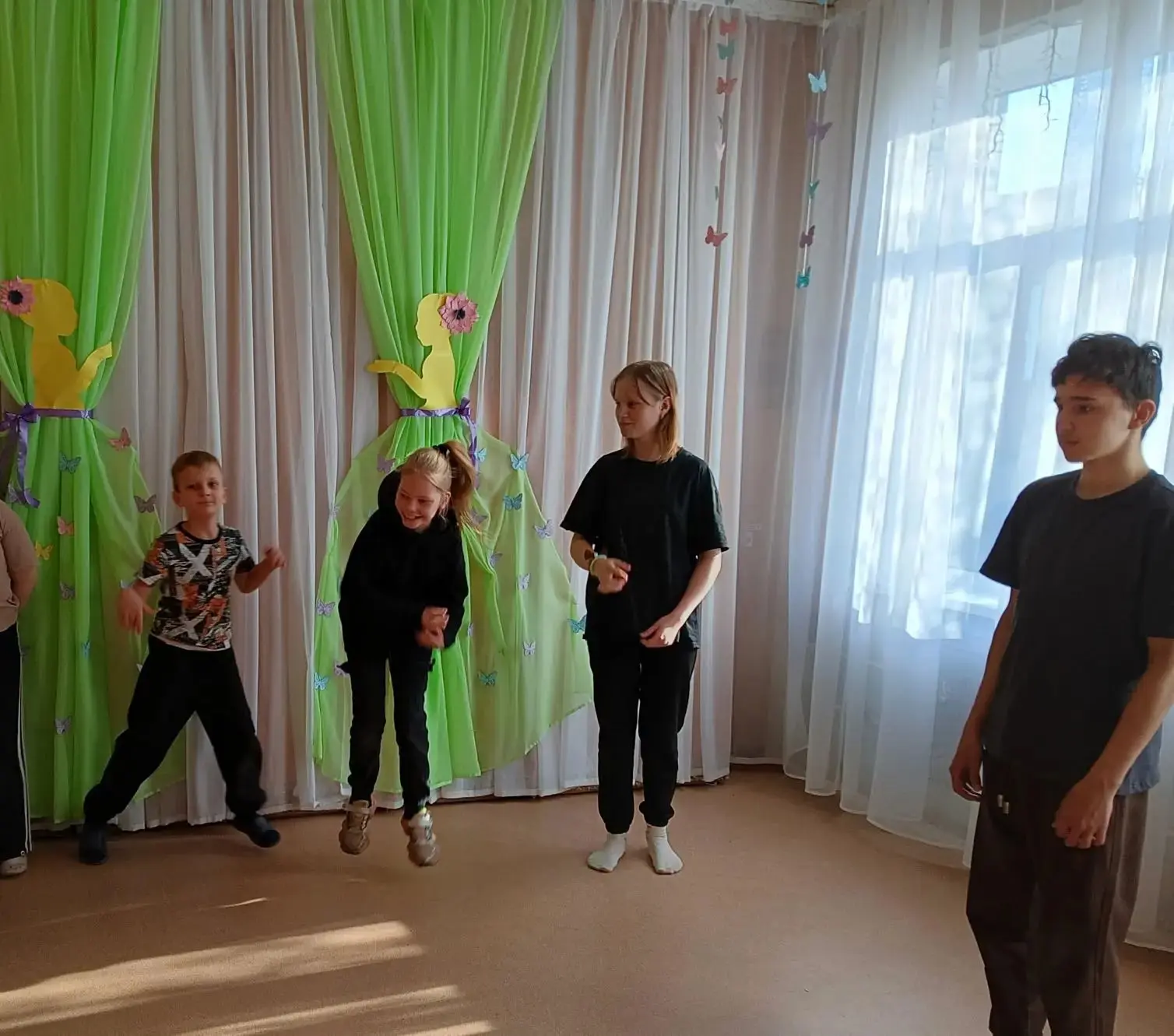Отмечаем праздник смеха,

Вот потеха так потеха,
Словно целый белый свет,
Съел смешинку на обед!

🥳