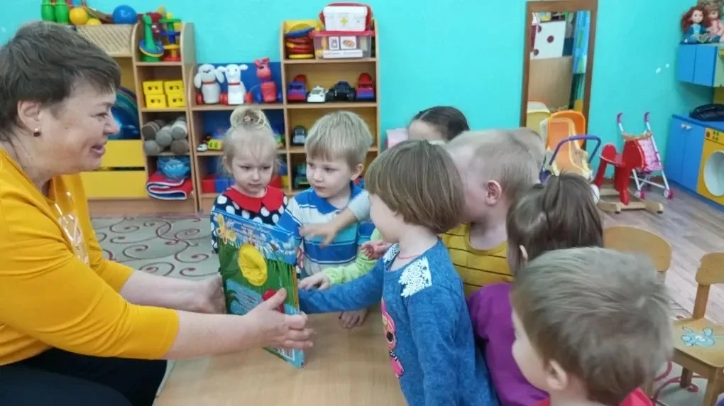 В первой младшей группе встреча с сотрудником библиотеки Козловой Н.Е. .