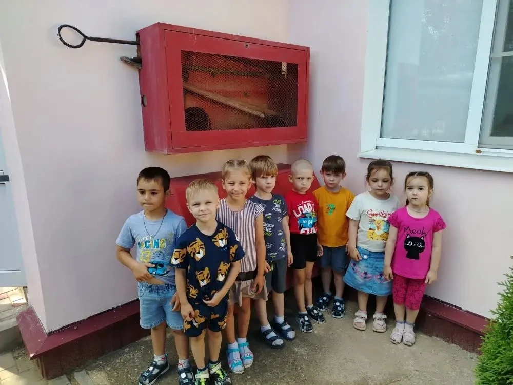 Ребята старшей группы "Капельки", продолжают изучать правила безопасности. Сегодня с ребятами велась