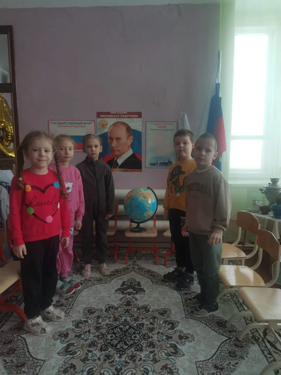В разновозрастной группе «Почемучки» прошла тематическая беседа из цикла «Разговоры о важном».  
Те