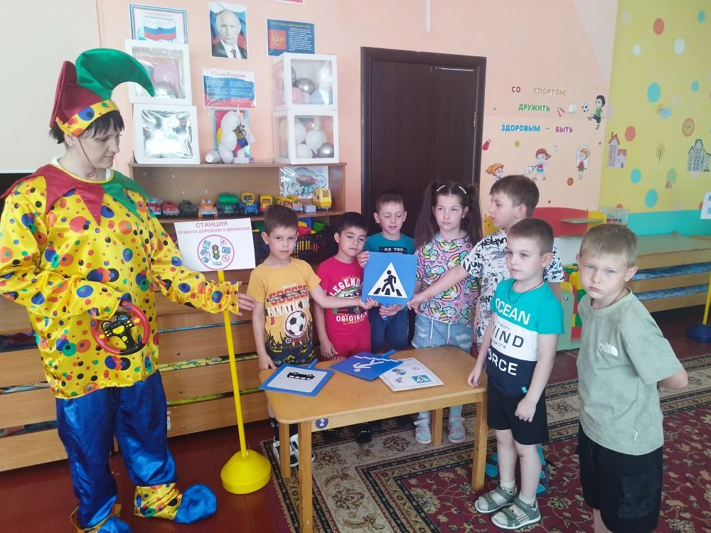 Лето - пора веселья и открытий, но важно помнить о безопасности! 👫
В группе "Солнышко" прошло развл