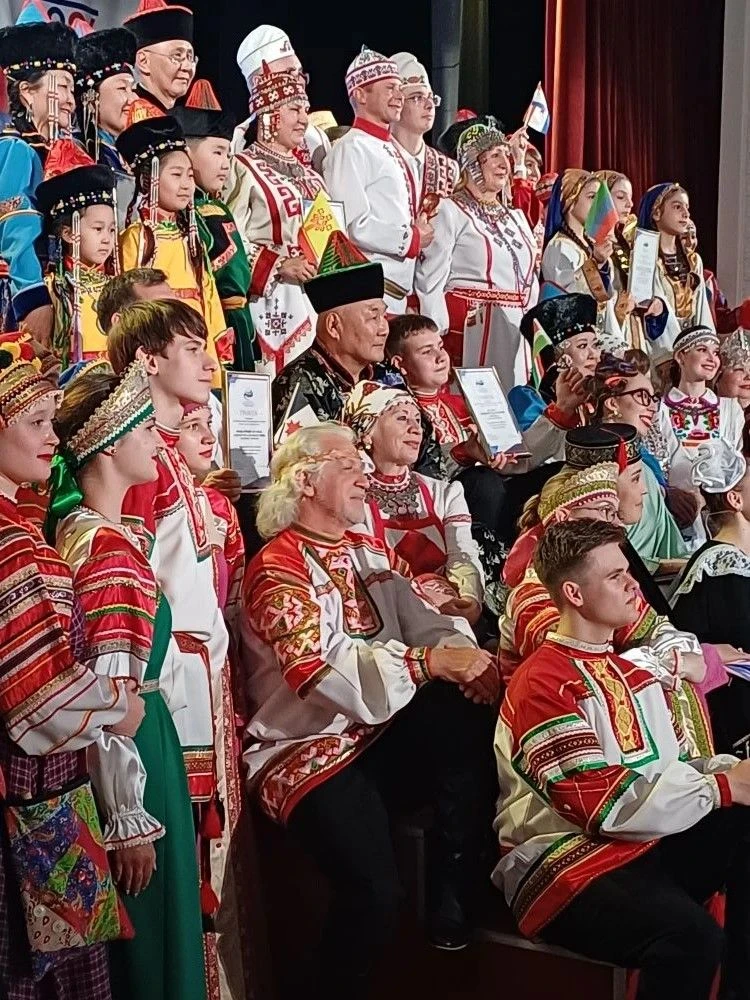 Гордость и радость! 
Народный коллектив — ансамбль народной музыки и песни «Околица» стал частью мас