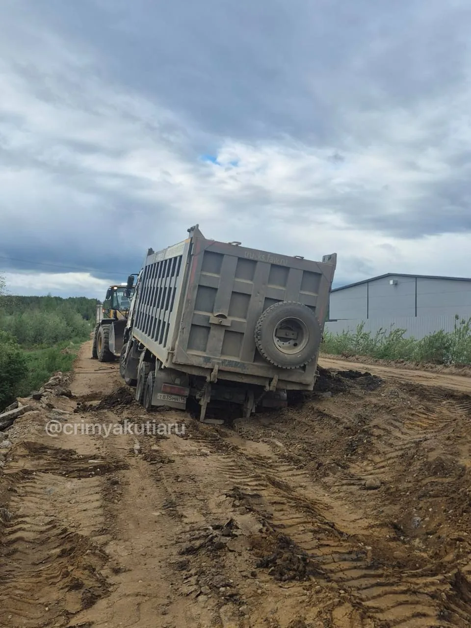 Обстановка на разбитом Намцырском тракте: вязнут грузовики и легковушки.

@crimyakutiaru

🌐 ЯКУТСК 