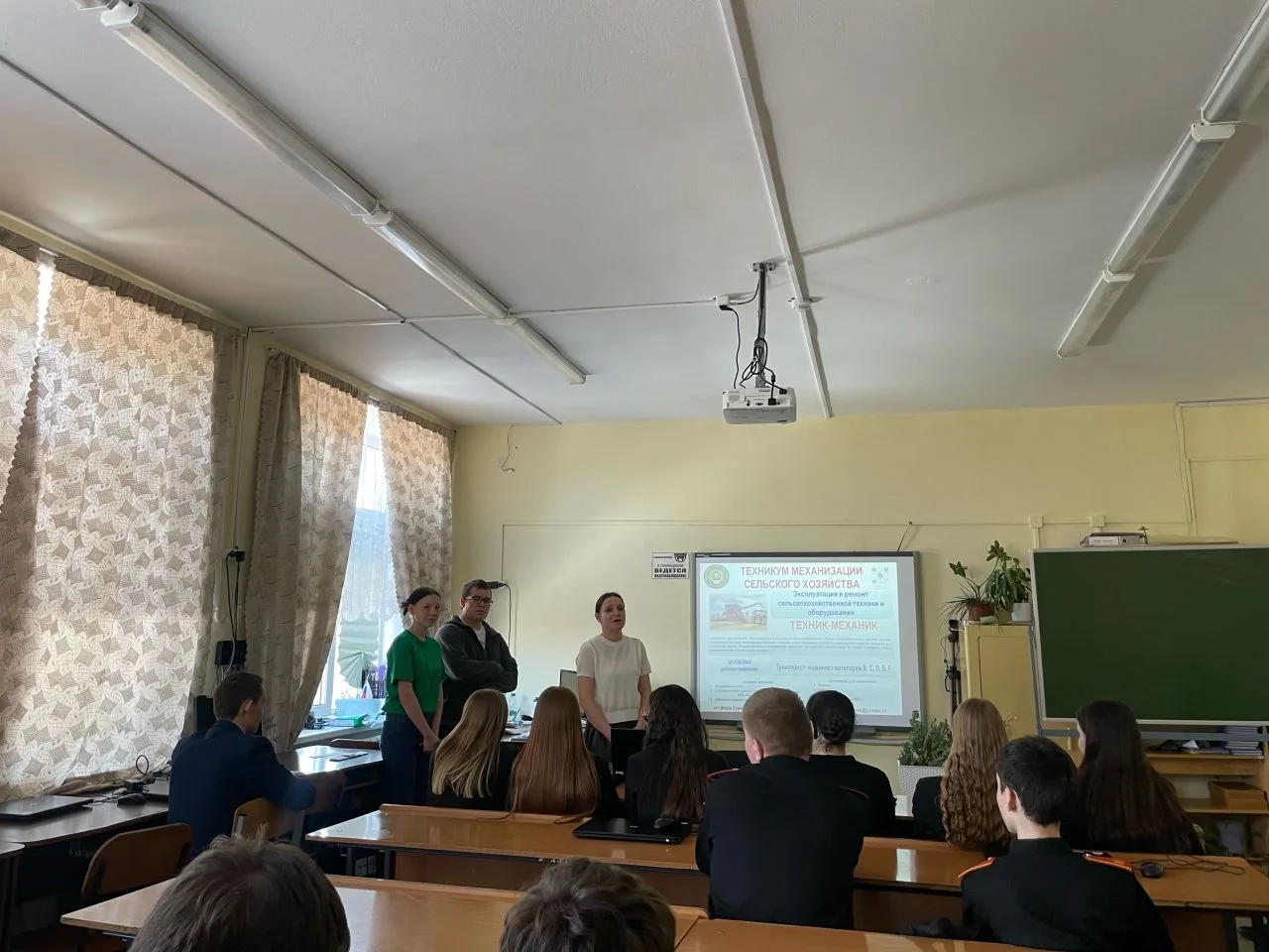 Профориентационная работа в школах п. Сернур

23 апреля преподаватели и обучающиеся техникума посети