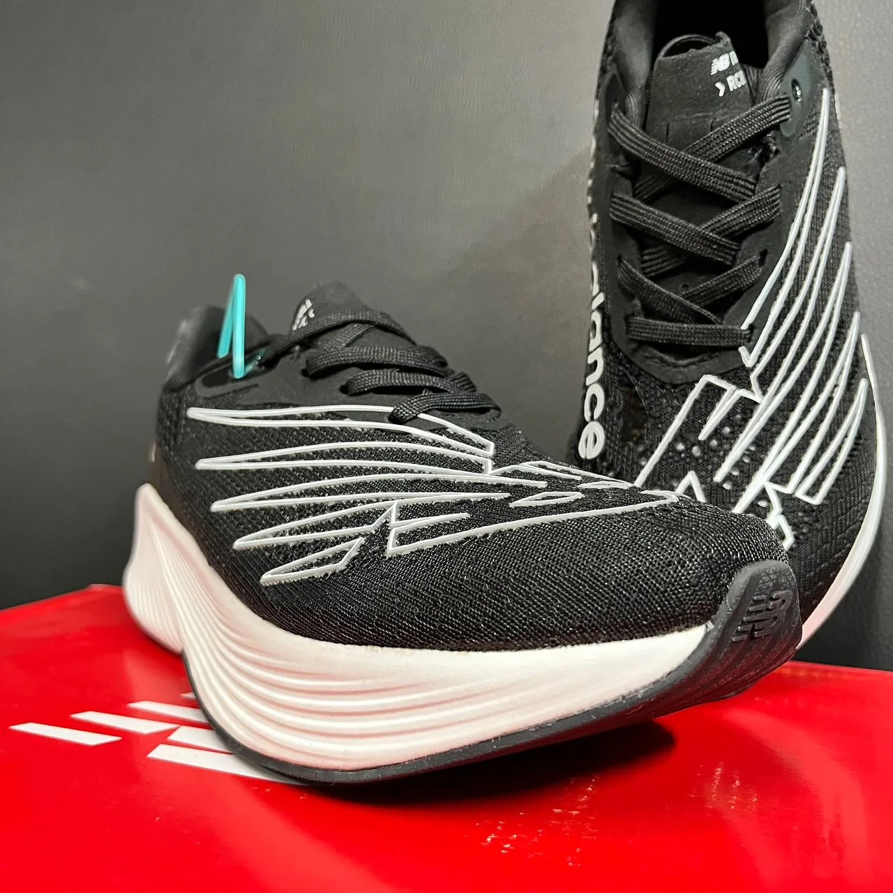 👟  New Balance FuelCell  👟

Чёрные с белой подошвой — строгий шик для города! 🖤🤍

* 💰 Актуальны