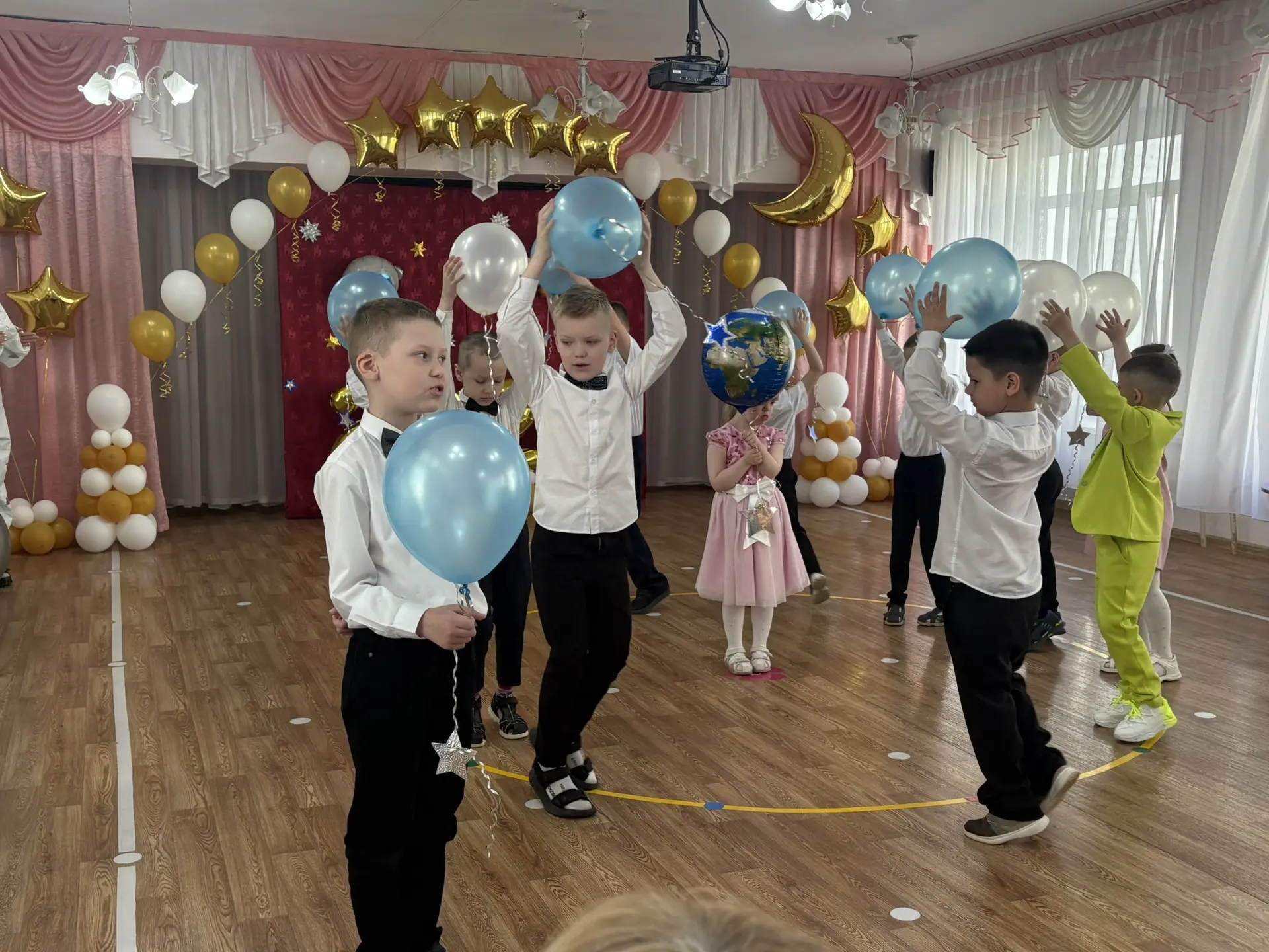 👋 До свидания, детский сад!

🥹 Вот и прошли первые в жизни выпускные дошколят из группы «Яблонька»