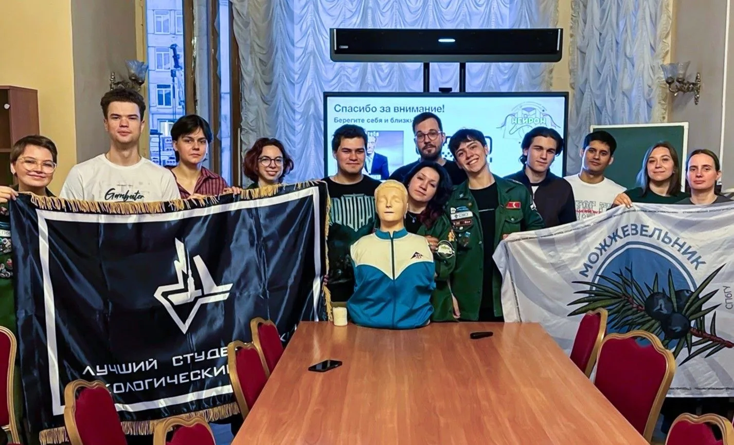 Студенческий медицинский отряд СПбГУ «Нейрон» провел серию обучающих занятий по первой помощи ⚡️

Те
