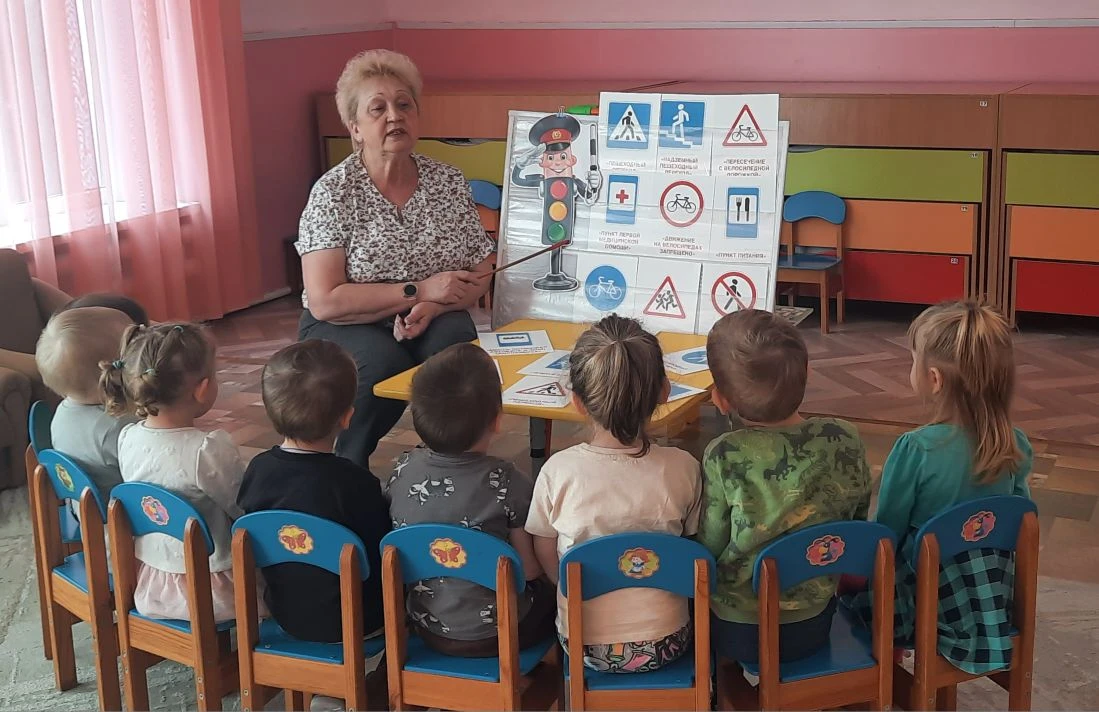 Во второй группе раннего возраста прошла познавательная беседа по ПДД "О правилах дорожного движения