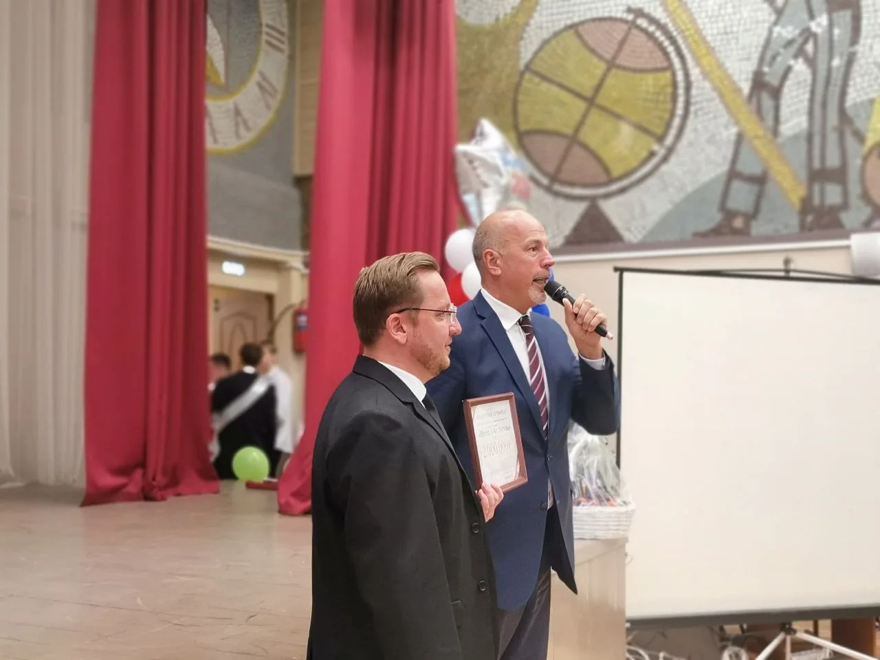 🔔 Последний звонок

📌 Вчера в нашей школе состоялось знаковое событие — Последний звонок для обуча