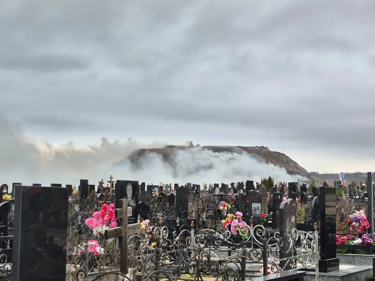 💔 Что на самом деле происходит с мусором из вашего бака
Выбросили бутылку. Банку. Газету. И забыли.