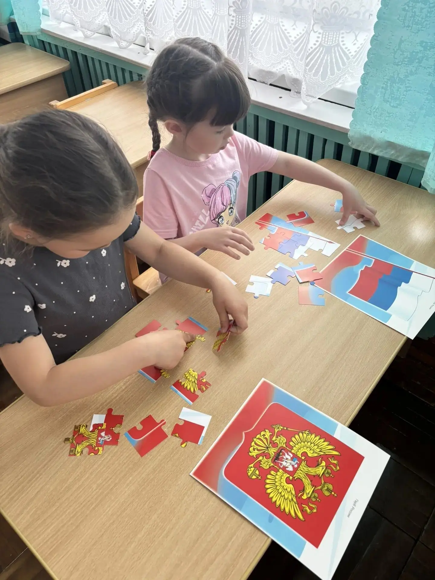 Нам праздники для радости даны,
Мы знаем их немало, самых разных,
Но день России, день родной страны