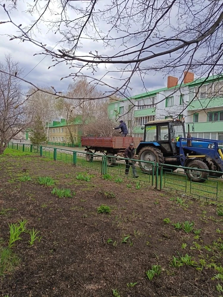 Продолжаем наводить порядок во дворах. Несмотря на капризы погоды, работа не останавливается:
✅ Спил