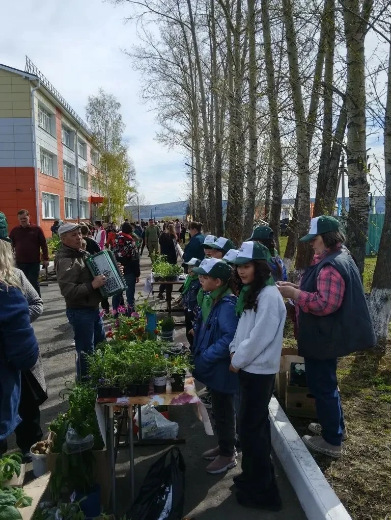 🌱 Весенняя ярмарка рассады в Манзурской школе прошла на ура!

Каждый класс создал свою мини‑агрофер