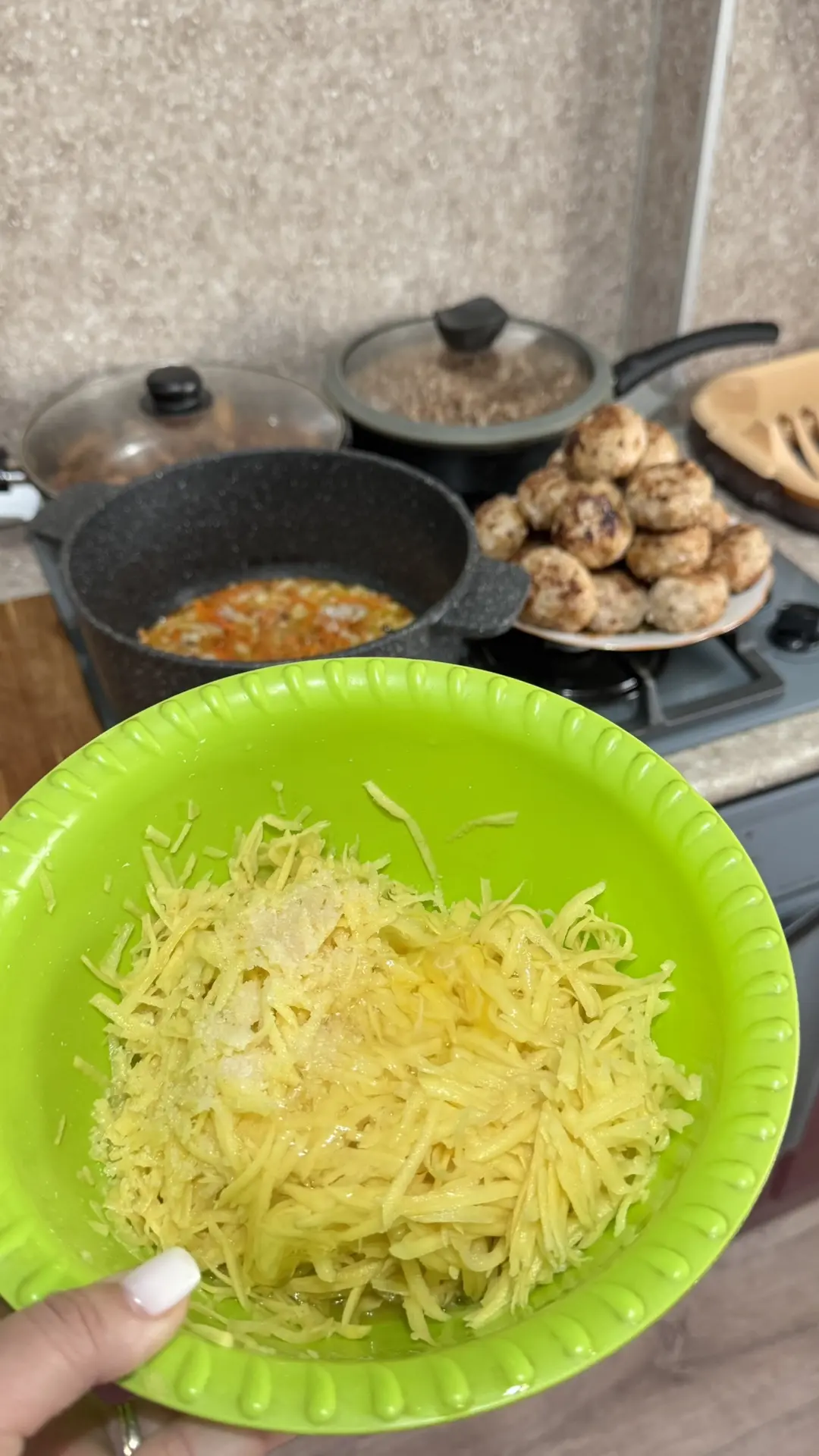 5 шт очищенных картофелин грустно плавали в воде 😊
Будут драники ✌🏻