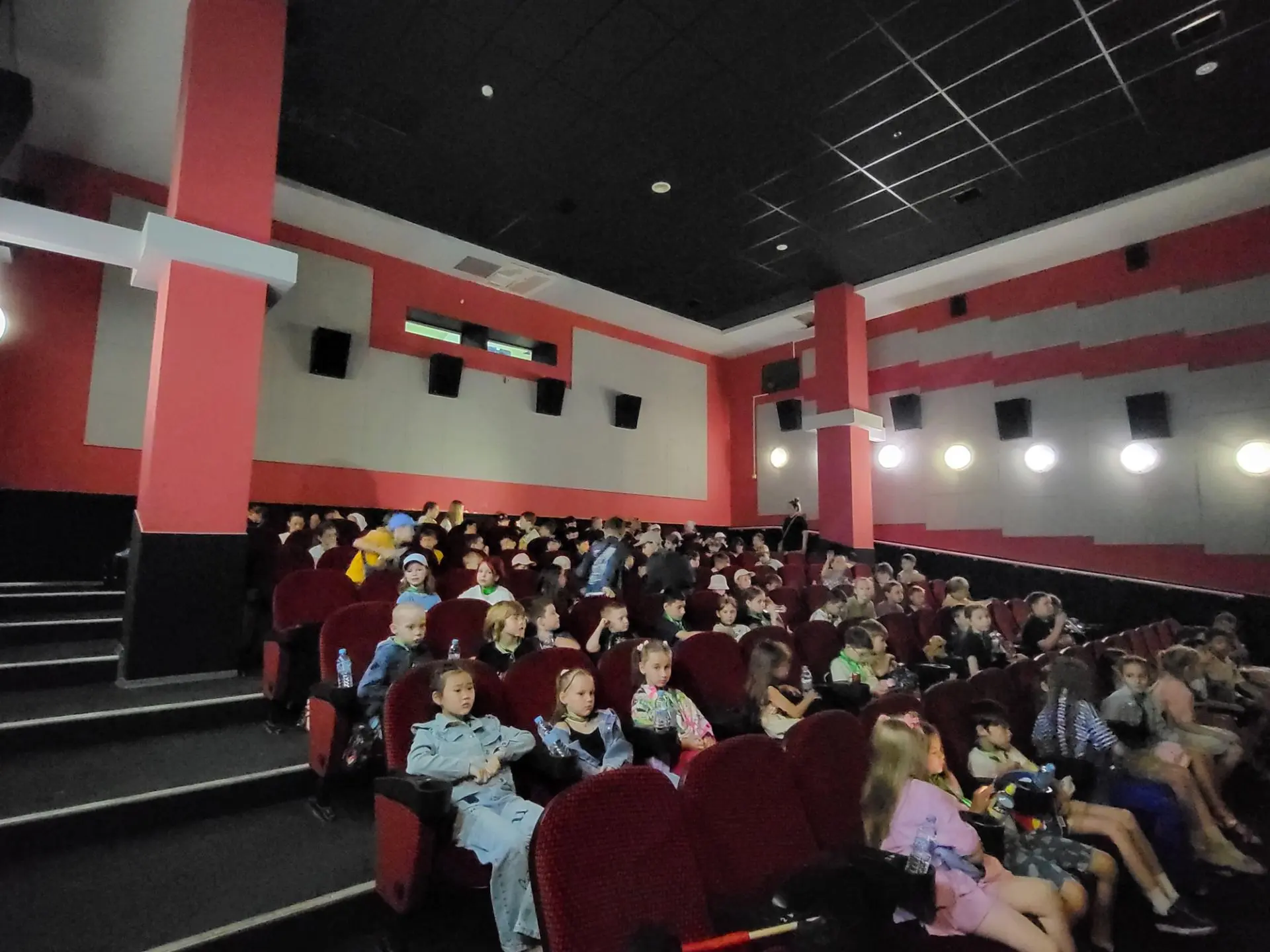Кино, спорт и отличное настроение! 🎬⚽
Как же быстро летит время в пришкольном лагере! Сегодняшний д