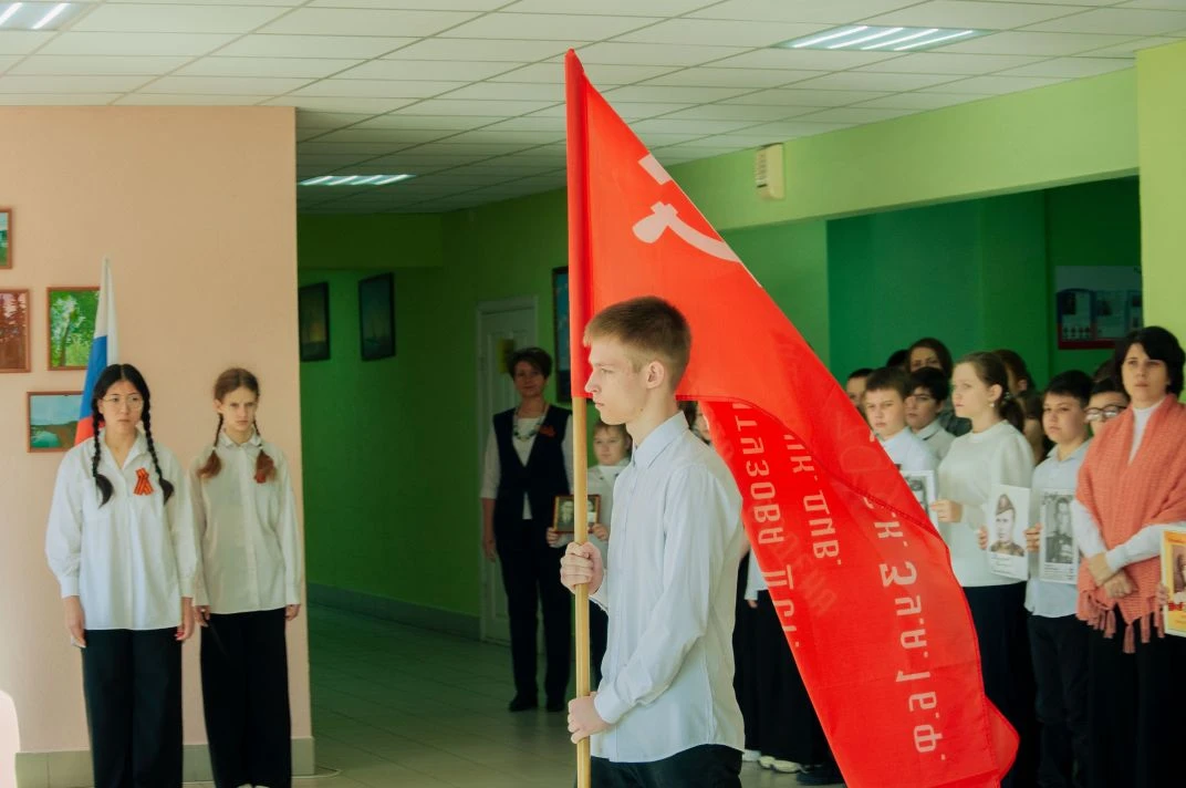 В преддверии великого Дня Победы в нашей школе прошла трогательная акция «Бессмертный полк». Эти мгн