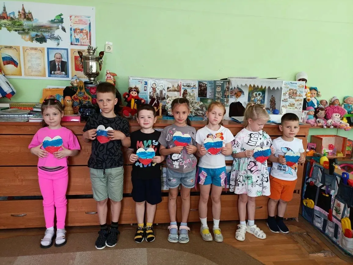 Сегодня в старшей группе мы провели творческое занятие по пластилинографии: лепили сердечко в цветах