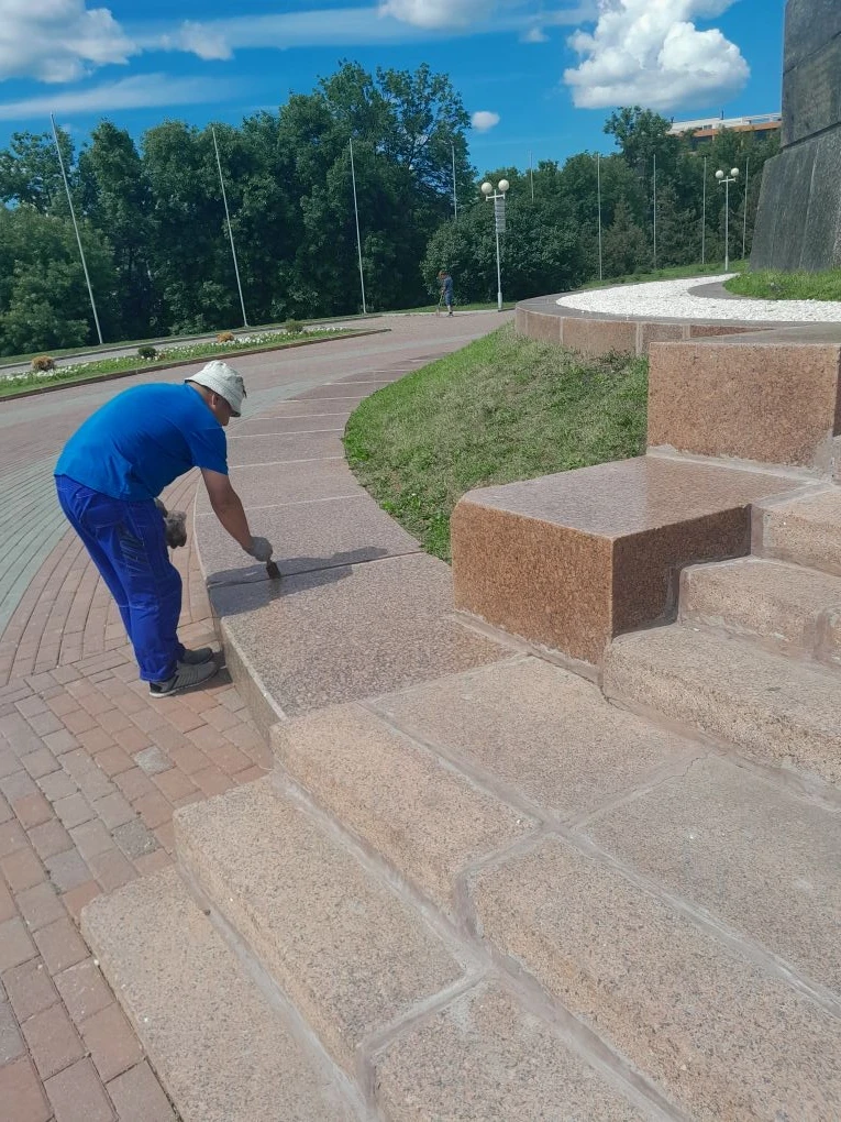 Горожане и гости столицы, ежедневно посещая парки и скверы, сады и бульвары, проспекты и улицы, зани
