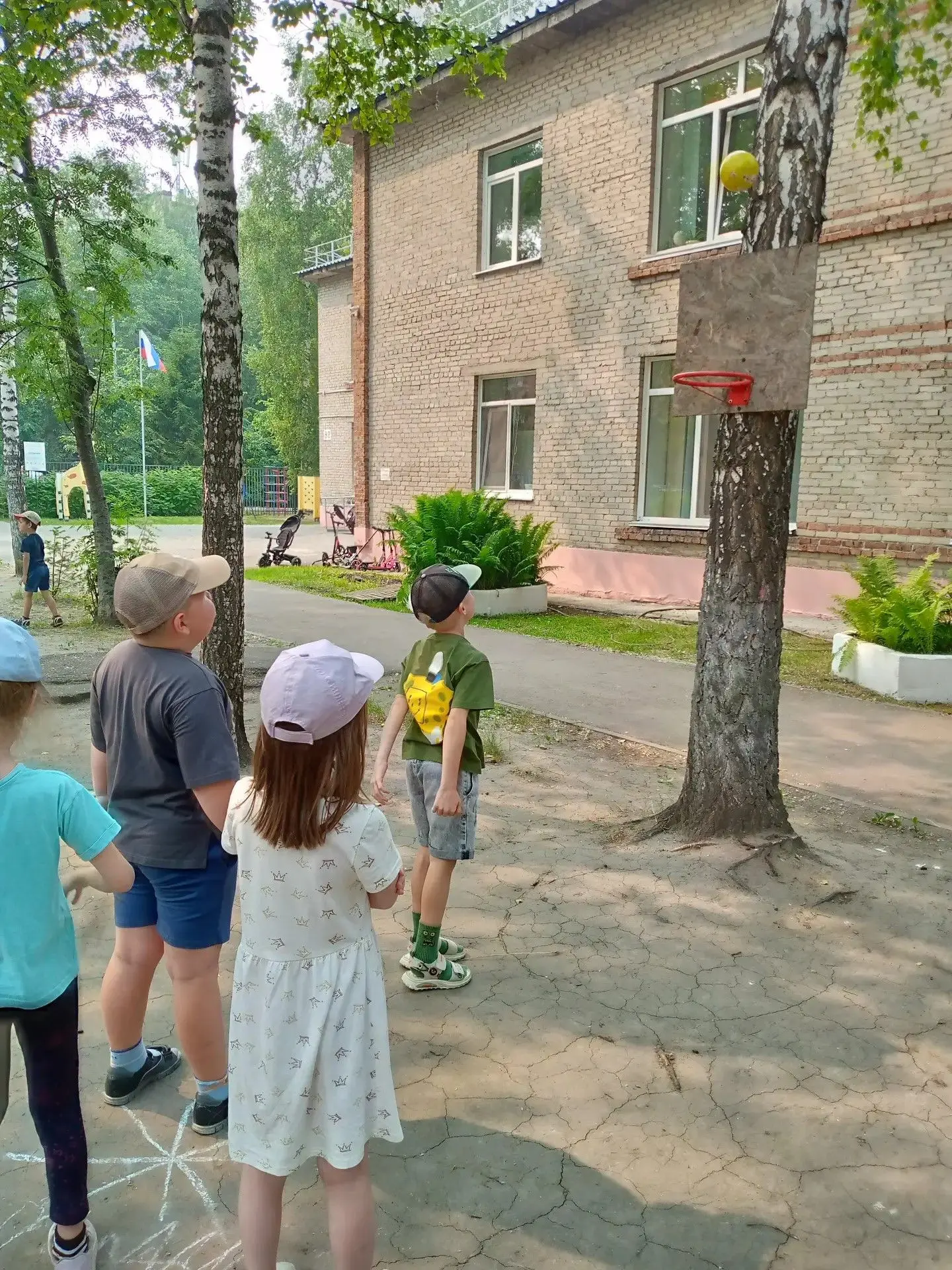 Играть на свежем воздухе - отличный способ размяться, подышать воздухом и весело провести время с др