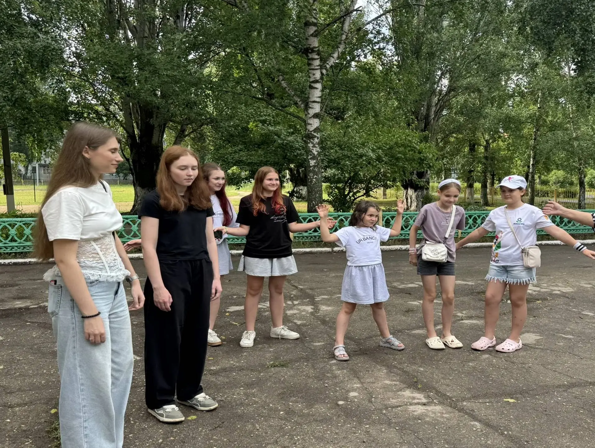 Лето продолжается, а значит на очередной встрече вечерней занятости учеников 10б и 6в классов педаго