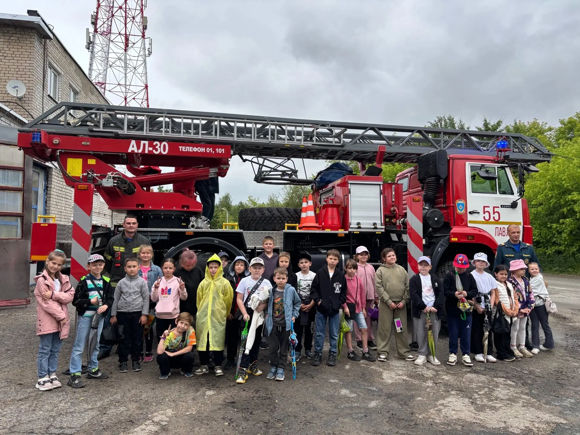 🚒 Экскурсия в пожарную часть: как это было в лагере «Колокольчик» 🚒

Наши ребята отправились в увл