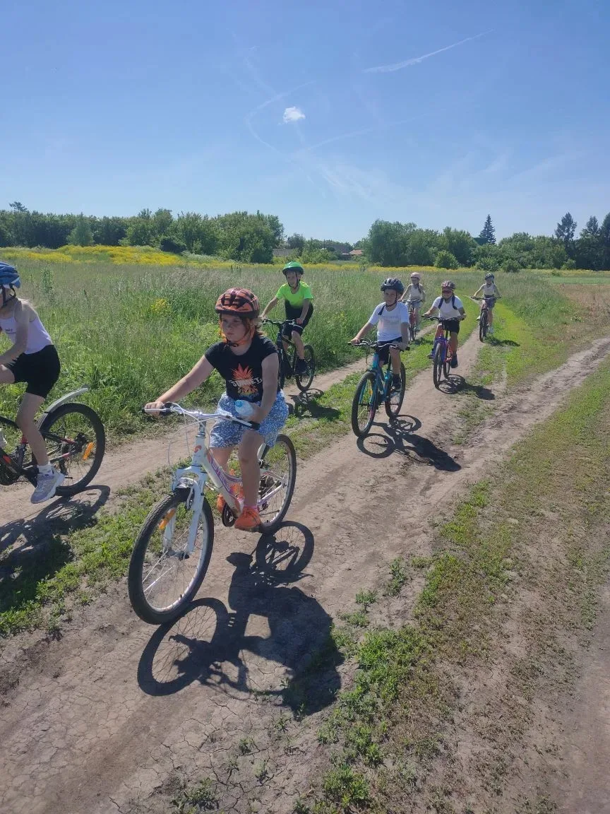 🤗Вот и вторая часть хроники нашего насыщенного восьмого дня! 🚴‍♂️✨
⚽Пока футболисты штурмовали озе