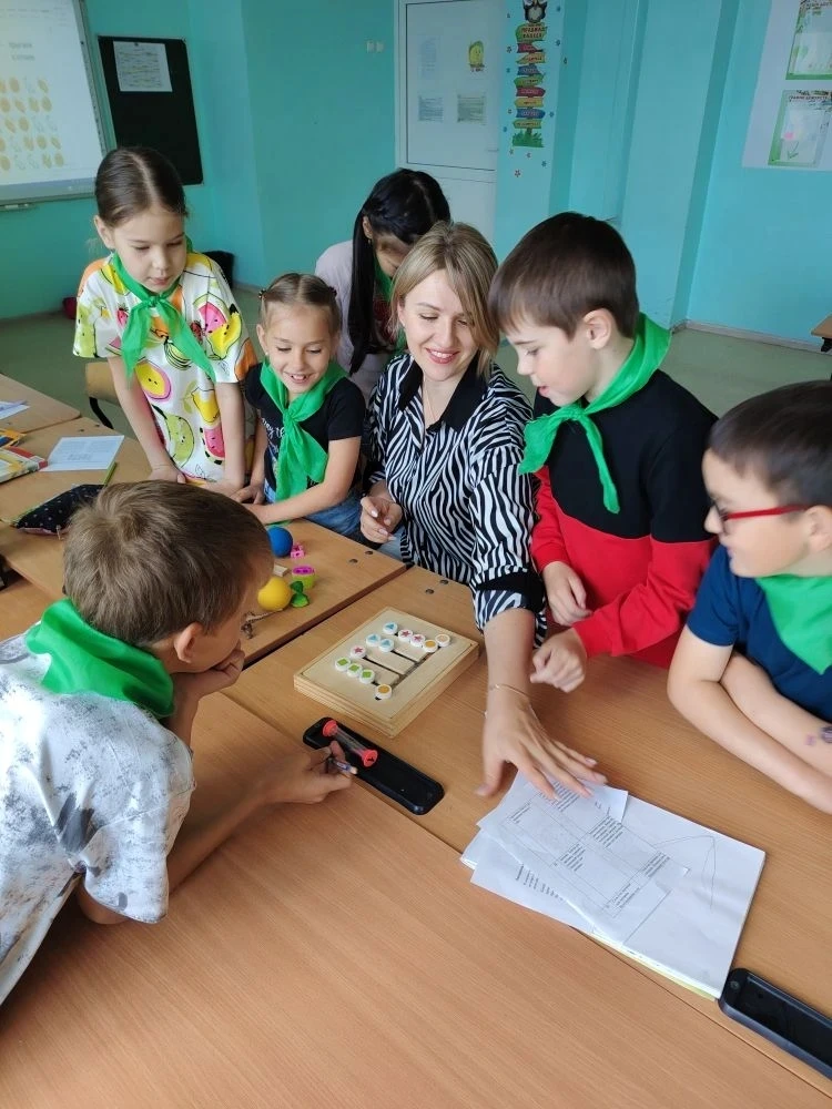 "Мозговой штурм" в действии: как проходят занятия в кружке "Нейроигры" на нашей детской площадке🪄

