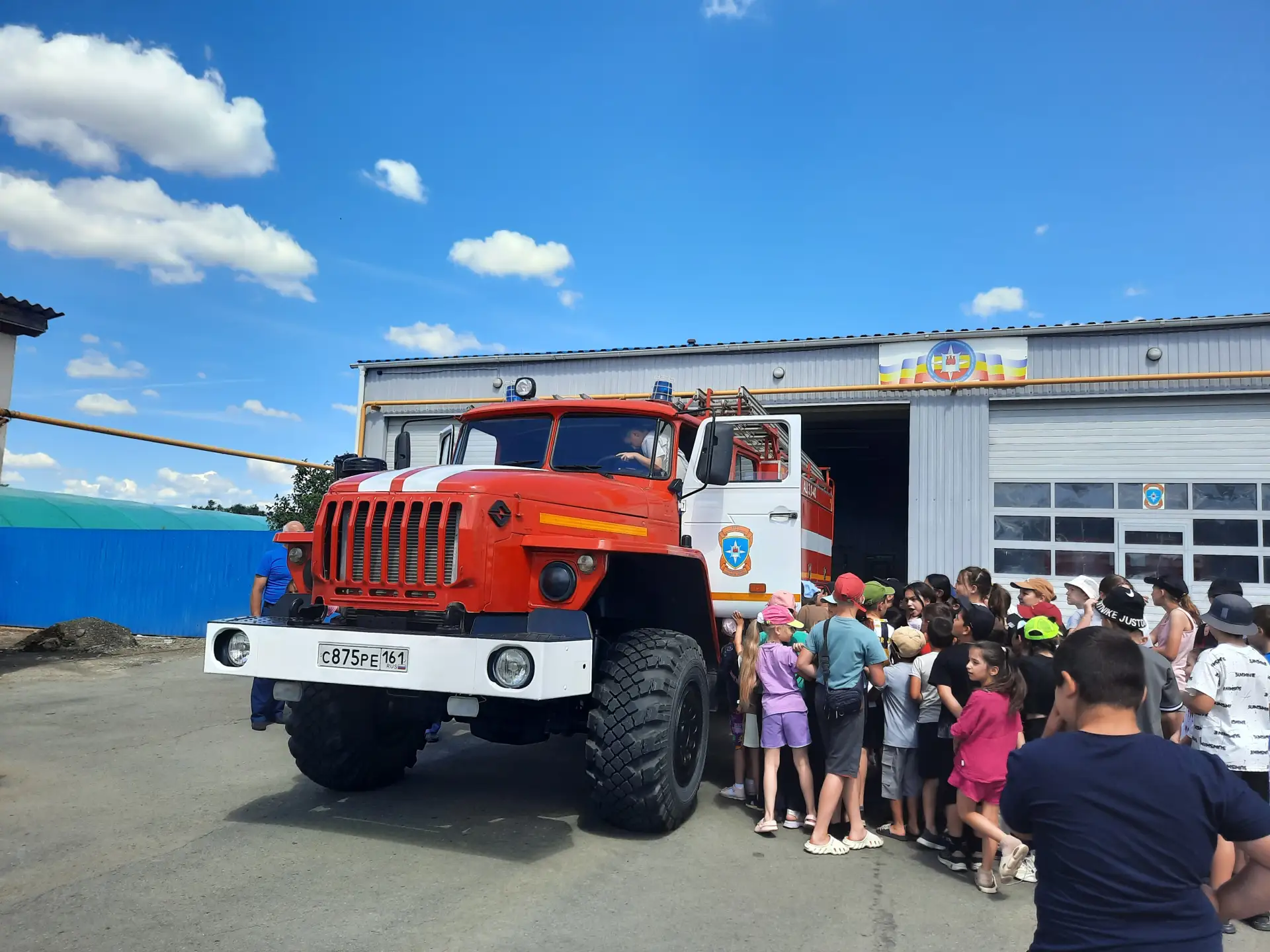 👨‍🚒Школьники побывали в пожарной части №228 Мартыновского района

Воспитанники пришкольного лагеря