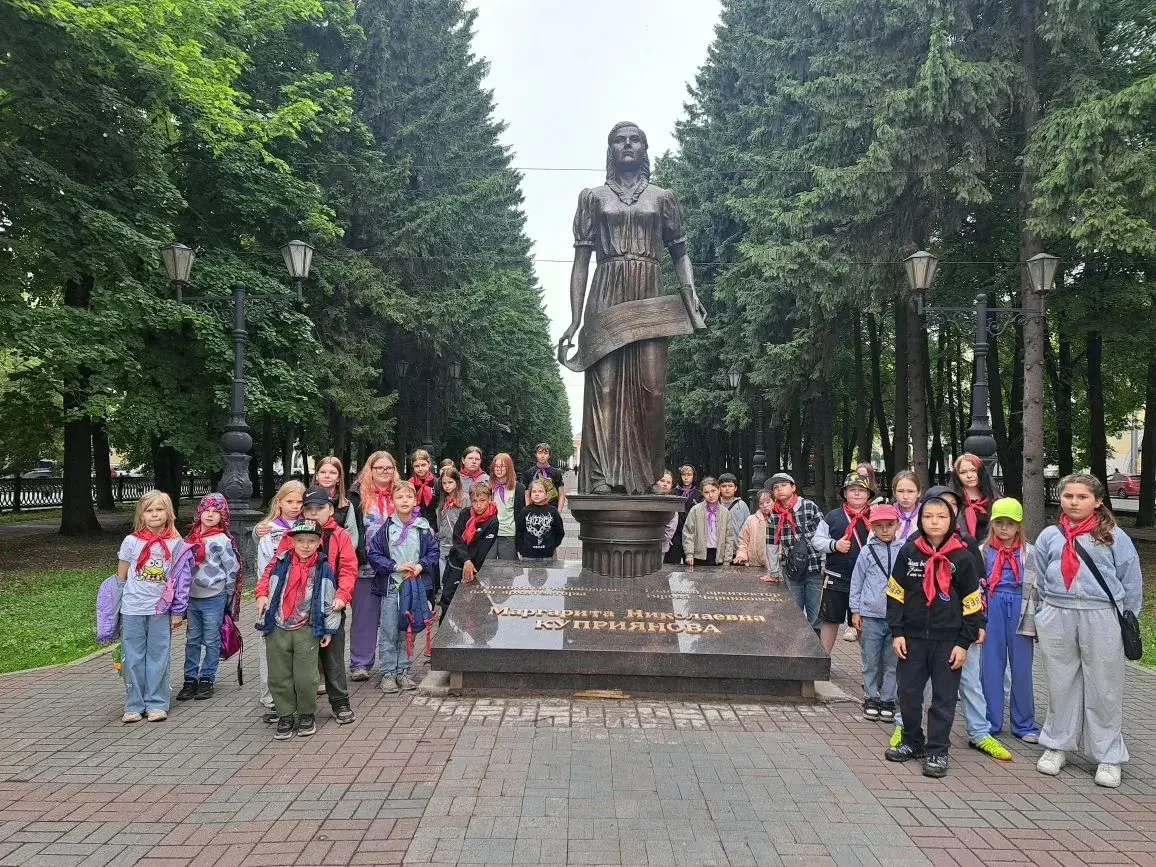 🎉 11-й день в нашем лагере «Радуга» 

Утром дружно прогулялись по аллее - солнце, воздух, отличное 