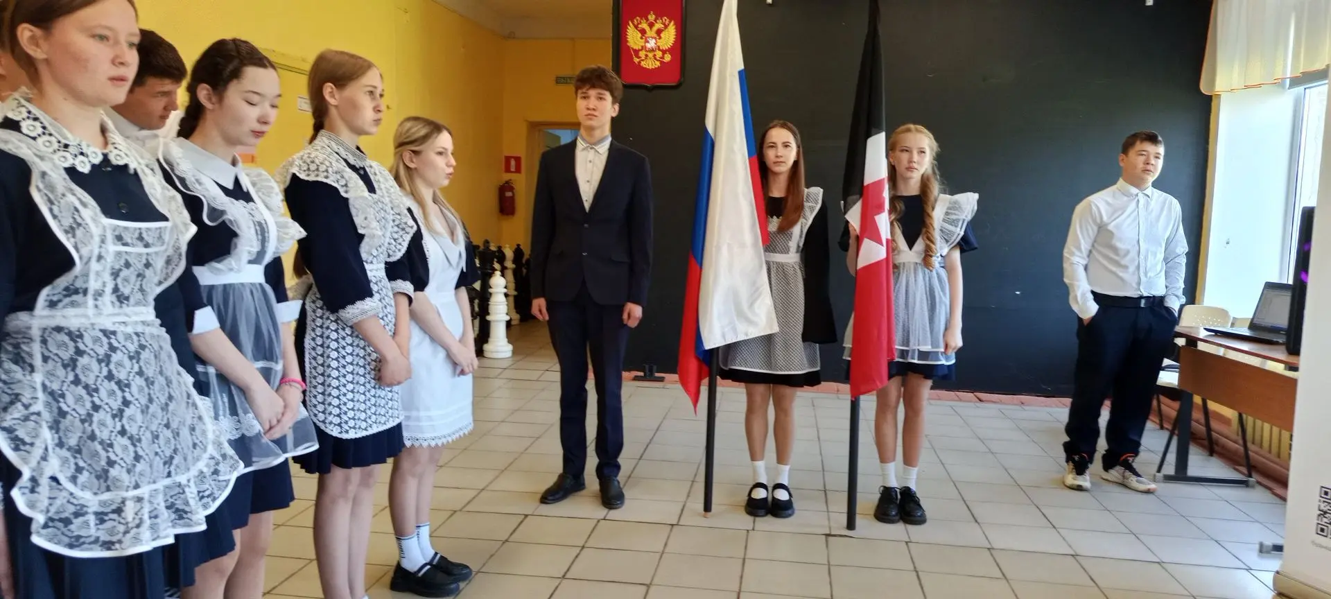 🇷🇺Сегодня честь вынести флаги в крайний раз в стенах школы предоставлена одиннадцатиклассницам: Ал