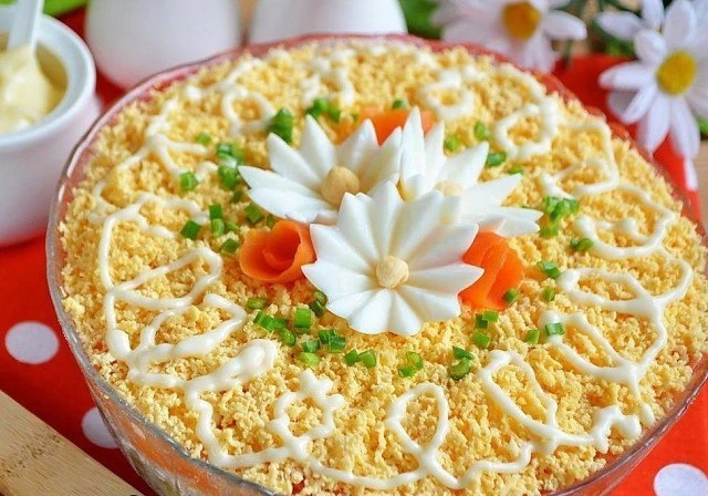 ВКУСНЫЙ И НЕДОРОГОЙ САЛАТ 

Ингредиенты:
 Куриная печень — 350 гр
 Огурцы маринованные — 2–4 шт. 
 Я