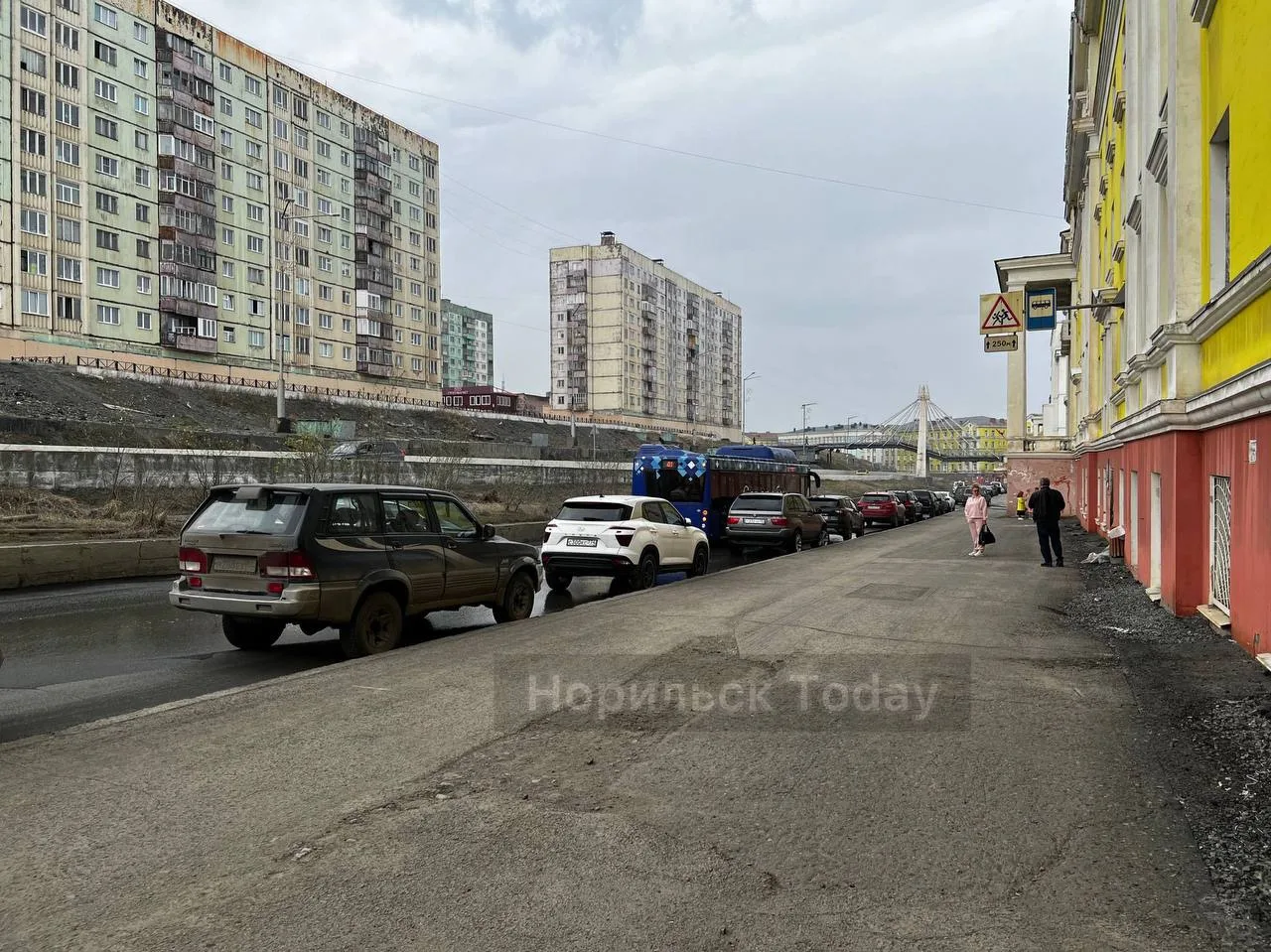 Парковка запрещена на расстоянии 15 м от автобусной остановки. Но что здесь происходит?