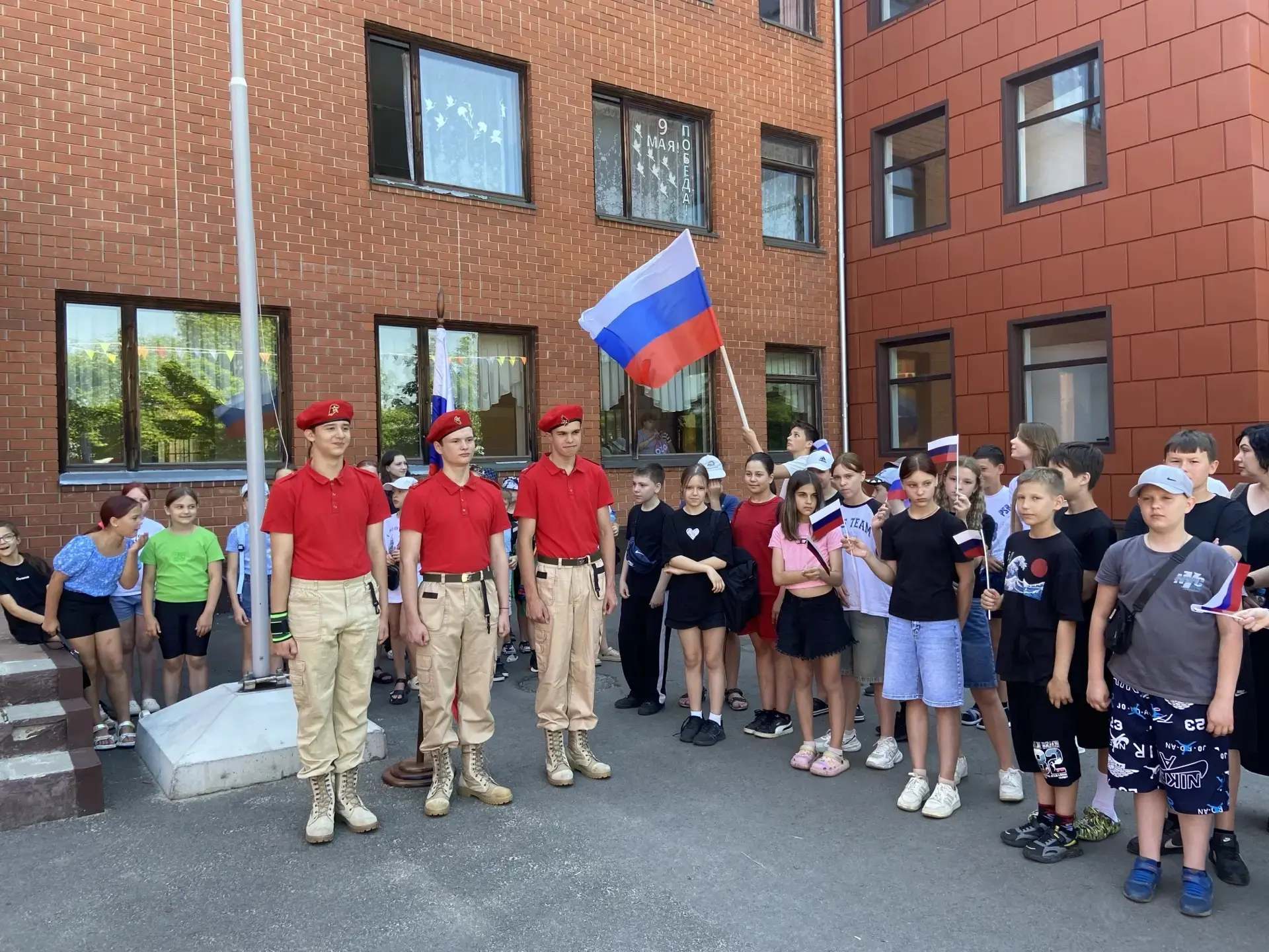 Сегодня в пришкольном лагере «Радуга» МКОУ «Богучарская СОШ №2»  прошла торжественная линейка, посвя