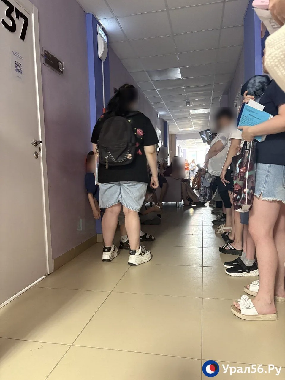 Очередь в детской поликлинике Орска прямо сейчас

Растянулась очередь на половину коридора. Записаны
