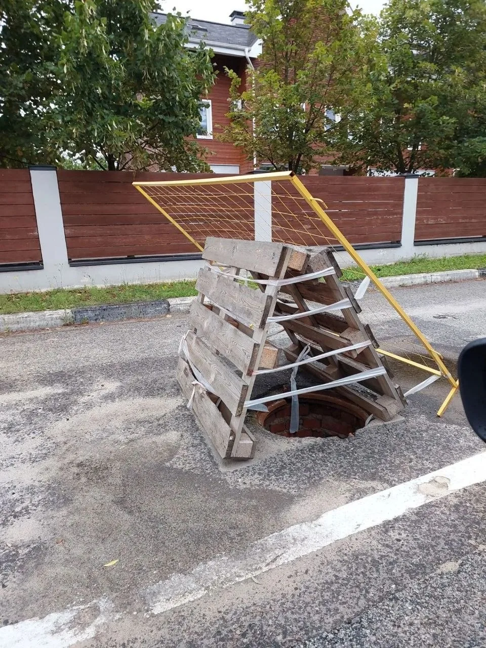 Доброго дня.
Г. Электросталь, ул. 8 Марта, дом 13.
На проезжей части провалился колодец. Несколько н