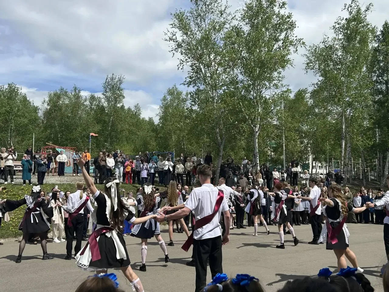 26 мая в нашей школе прозвенел последний звонок 🔔✨
День, наполненный улыбками, волнением, тёплыми с
