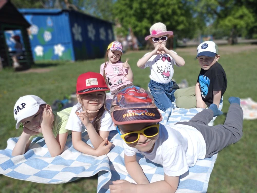 🌞 Прогулка в саду - тепло и уют! 
Сегодня день в нашем саду просто чудесный! 🌞 Солнечные лучи нежн