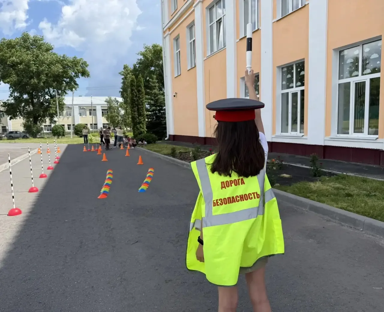Безопасное лето.

В детском оздоровительном лагере «ЛИНГВАЛЕНД» педагоги ДЮЦ «Спутник» провели масшт